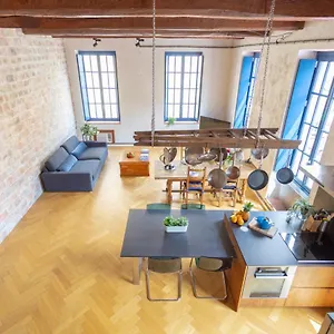 https://sunny-stylish-spacious-loft-in-old-port.fr-provencehotel.com